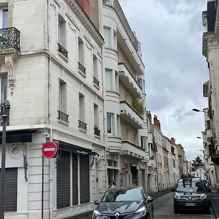 Grand F1 Au Centre-ville De Daire *